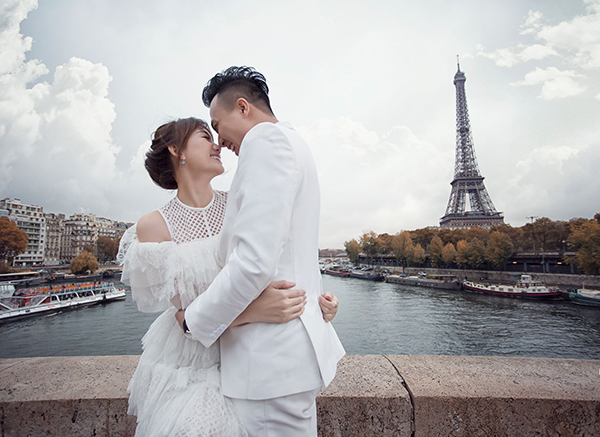 
Cây cầu Pont de Bir-Hakeim và tháp Eiffel xuất hiện trong bộ hình.
