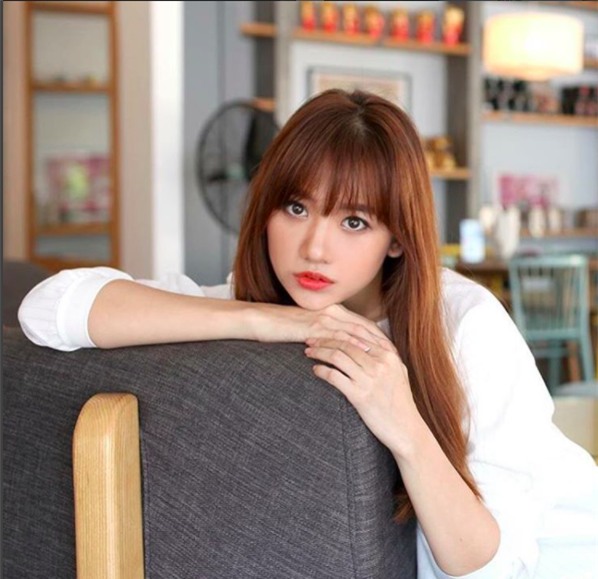 Hình ảnh của Hari Won gắn liền với kiểu mái lưa thưa này, nên trông nữ ca sĩ bao giờ cũng tươi tắn và trẻ hơn hẳn so với tuổi thật của mình.