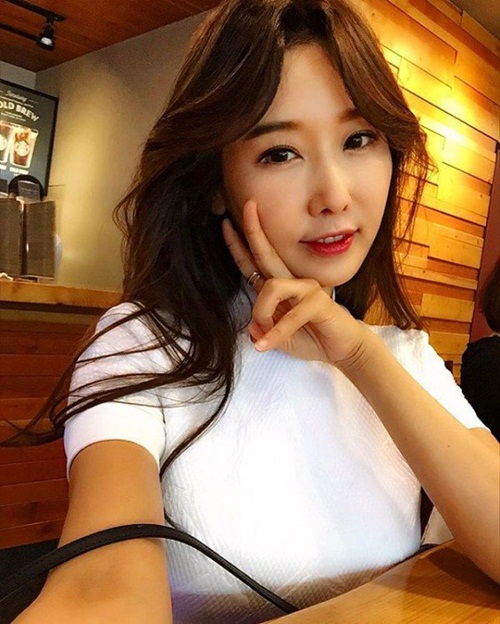
Khi những h&igrave;nh ảnh của c&ocirc; Su Jin được một số trang b&aacute;o mạng c&oacute; tiếng đăng tải, cộng đồng mạng chia sẻ, số người theo d&otilde;i nữ nha sĩ xinh đẹp đ&atilde; tăng l&ecirc;n ch&oacute;ng mặt. Hiện tại, c&ocirc; sở hữu gần 100.000 người h&acirc;m mộ tr&ecirc;n trang Instagram c&aacute; nh&acirc;n.
