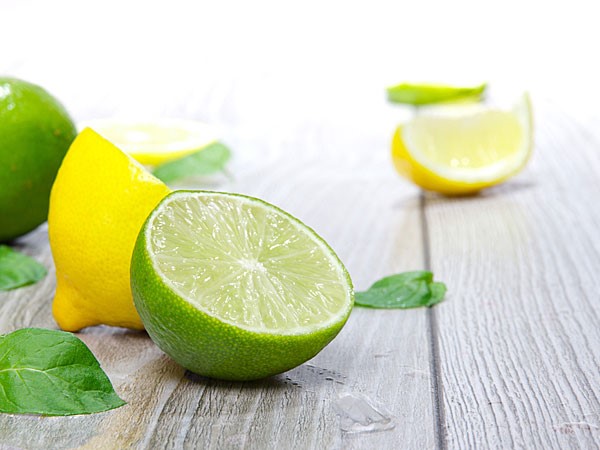 Chanh: Giống như cam, chanh gi&agrave;u vitamin C gi&uacute;p kiểm so&aacute;t mồ h&ocirc;i, đồng thời chất khử tr&ugrave;ng v&agrave; khả năng kh&aacute;ng sinh tự nhi&ecirc;n của n&oacute; gi&uacute;p loại bỏ c&aacute;c chất g&acirc;y m&ugrave;i cơ thể.