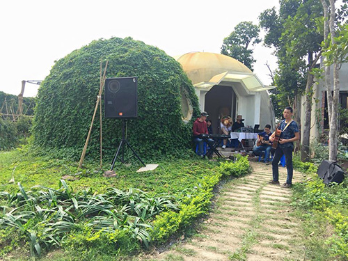 Ban nhạc biểu diễn tại ng&ocirc;i nh&agrave; tr&ograve;n độc đ&aacute;o chốn ngoại th&agrave;nh H&agrave; Nội