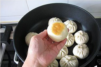 Bước 6: Đổ nước v&agrave;o ngập khoảng 1/3 b&aacute;nh. Đậy nắp lại nấu ở lửa vừa.