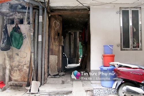 Ngôi nhà tí hon ấy nằm khuất sâu trong con ngõ nhỏ Phất Lộc (phường Hàng Buồm, Hà Nội).
