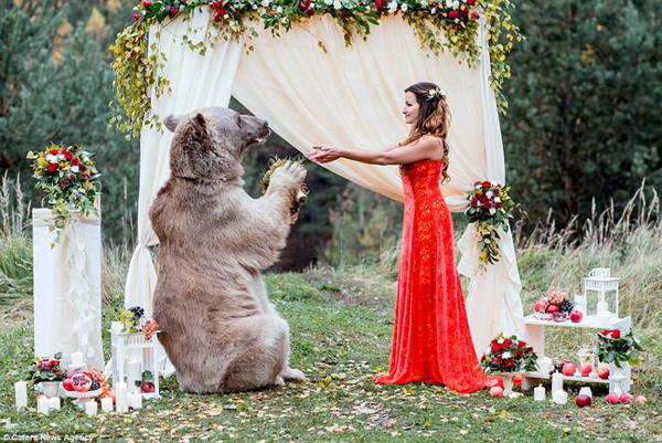 
Nói về cám xúc trong lễ cưới, cô dâu cho biết thêm: Dành những khoảnh khắc thiêng liêng nhất của cuộc đời với Stephan là một trải nghiệm tuyệt vời. Chúng tôi sẽ không bao giờ quên được kỷ niệm này.
