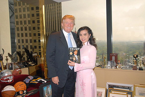 
Tân Tổng thống Mỹ Donald Trump khen ngợi Hoa hậu Kim Hồng mặc áo dài đẹp và tặng chị một quyển sách viết về ông.
