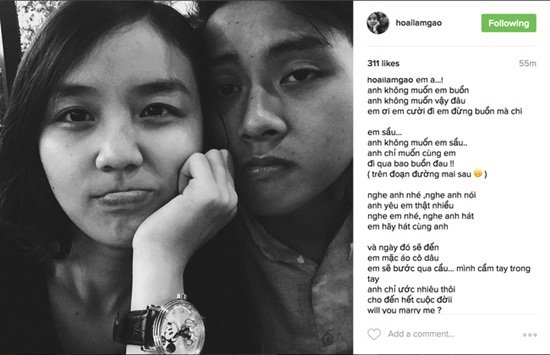 
Lần thứ hai Hoài Lâm ngỏ lời là vào tối qua, chàng ca sĩ trẻ đăng ảnh của cả hai lên Instagram kèm theo một bài thơ ngọt ngào với câu kết “Will you marry me?” (tạm dịch: Em đồng ý lấy anh nhé?).
