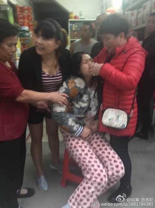 
Người mẹ trẻ g&agrave;o kh&oacute;c v&igrave; đau đớn về thể x&aacute;c do bị đ&aacute;nh đập, cũng như về tinh thần v&igrave; đứa con vừa sinh ra đ&atilde; bị mang đi mất.
