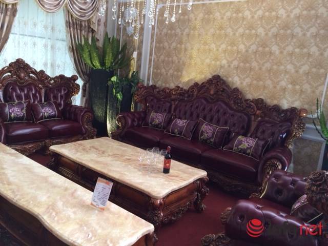 Bộ sofa tân cổ điển khác được nhập khẩu từ Malaysia có giá 677 triệu đồng. Ảnh: Minh Thư