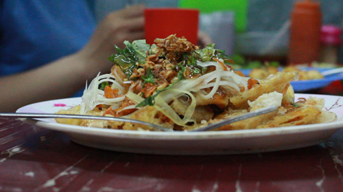 Ngo&agrave;i c&aacute;ch s&aacute;ng tạo th&ecirc;m, b&agrave; Nghĩa c&ograve;n cập nhật những m&oacute;n ăn mới để l&agrave;m đa dạng menu qu&aacute;n m&igrave;nh