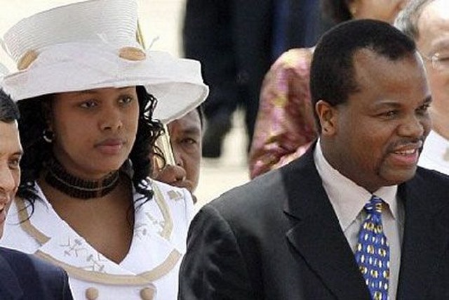 
Vua Mswati và vợ thứ 12 Nothado Dube.
