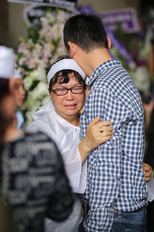 
Khi &ocirc;m con rể, b&agrave; bật kh&oacute;c.
