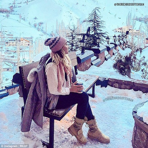 Cô nàng Iran tận hưởng giây phút thảnh thơi trong một khu nghỉ dưỡng mùa đông.