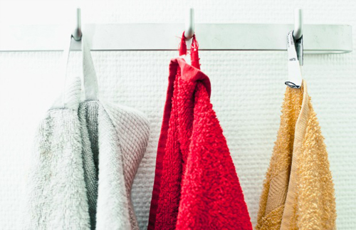 Khi phơi khăn tắm bạn nên trải phẳng và phơi trên thanh treo. Nếu bạn giặt khăn và treo trên móc, độ ẩm trong thời gian dài giữa các nếp nhăn khiến nấm mốc và vi khuẩn phát triển. (Ảnh minh họa)
