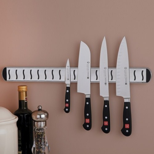 Không nên treo dao, vật sắc nhọn trên tường nhà mà nên cất trong tủ bếp.