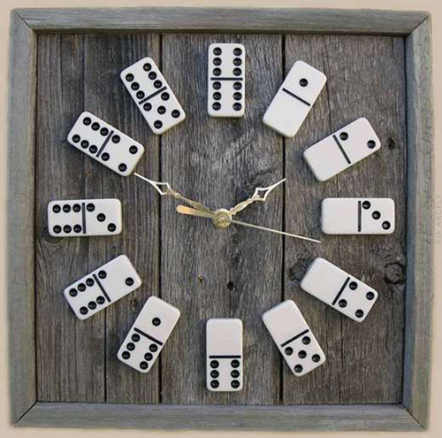 Những quân bài domino có thể biến thành các con số chỉ giờ đồng hồ.