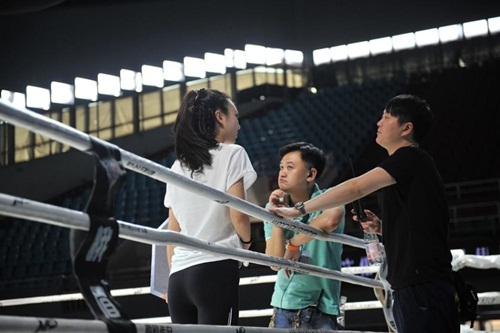 
Đối với m&ocirc;n quyền anh, H&agrave;m Dư cũng rất hiếu kỳ. Ch&iacute;nh v&igrave; thế c&ocirc; n&agrave;ng quyết định vui vẻ nhận lời l&agrave;m người mẫu n&oacute;ng bỏng tr&ecirc;n v&otilde; đ&agrave;i boxing . ​
