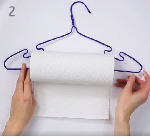 Khéo léo uốn cong chiếc móc áo để luồn cuộn giấy vào trong và treo ở những nơi bạn cần.