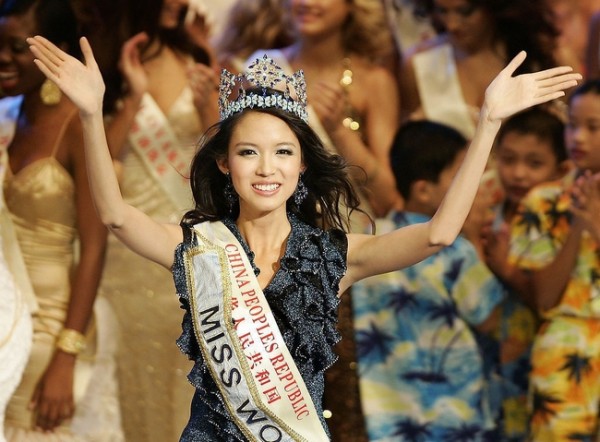 
Chân dài nổi bật trong danh sách người đẹp từng dính nghi án qua lại với Hoàng Kiều - Hoa hậu Thế giới 2007 Trương Tử Lâm.
