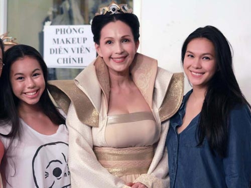 Cô chị Thùy My (phải) có nhiều nét giống mẹ, còn cô em Quế My thì giống bố nhiều hơn.