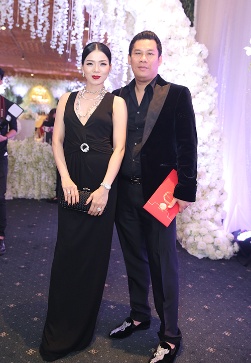 
Vợ chồng ca sĩ Lệ Quyên mặc ton-sur-ton.
