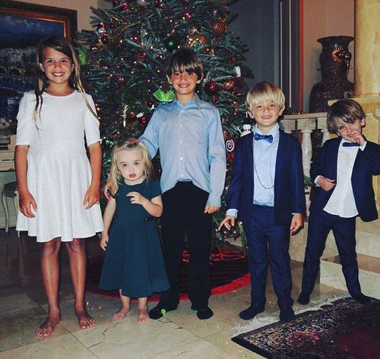 
5 đứa con xinh xắn, đáng yêu của Donald Trump Jr. xếp hàng chụp ảnh bên cây thông Noel.
