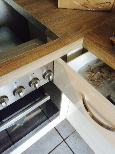 Cả hệ tủ kệ bếp mới tinh sẽ phải sửa chữa lại khi ngăn kéo bị vướng vào chỗ bật bếp.
