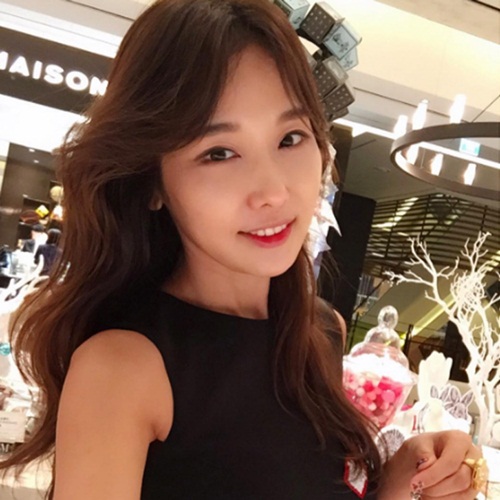 
Tuy nhi&ecirc;n, ngo&agrave;i những lời khen ngợi, t&aacute;n dương nhan sắc v&agrave; cơ thể gợi cảm, c&ocirc; Su Jin cũng nhận được kh&ocirc;ng &iacute;t những lời chỉ tr&iacute;ch. V&igrave; kh&ocirc;ng tiết lộ những b&iacute; quyết gi&uacute;p cải l&atilde;o ho&agrave;n đồng, nữ nha sĩ bị nhiều người cho rằng đ&atilde; sử dụng phương ph&aacute;p dao k&eacute;o để n&iacute;u k&eacute;o tuổi xu&acirc;n.
