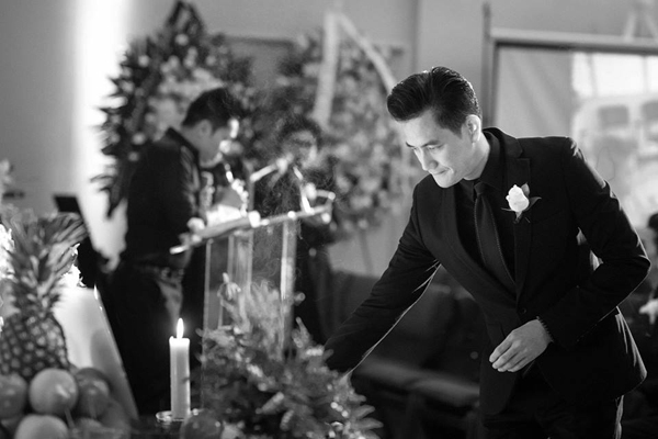 Duy Hân, bạn trai hiện tại của MC Kỳ Duyên bày tỏ sự kính trọng dành cho bà Đặng Tuyết Mai khi viết trên trang cá nhân: Đoá hoa vàng mỏng manh cuối trời, như một lời chia tay. Goodbye mẹ Mai... You are forever loved.