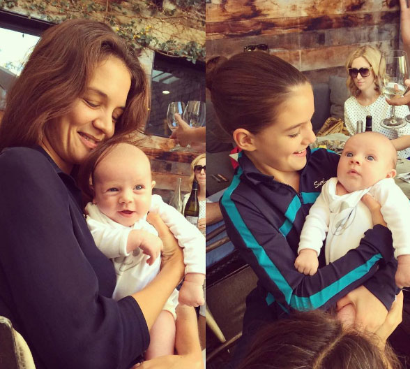 
Katie Holmes và con gái thích thú cưng nựng một em bé trong nhà hàng.
