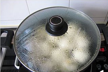 Bước 7: Khoảng 10 ph&uacute;t th&igrave; mở nắp ra, kiếm tra xem nước đ&atilde; cạn kh&ocirc; ho&agrave;n to&agrave;n chưa. Nếu chưa th&igrave; nấu th&ecirc;m một l&uacute;c ở lửa nhỏ. Sau đ&oacute; th&ecirc;m h&agrave;nh l&aacute; xắt nhỏ v&agrave; hạt m&egrave; trắng l&ecirc;n tr&ecirc;n l&agrave; ho&agrave;n th&agrave;nh.