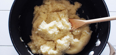 Khoai tây hấp cách thủy cho chín sau đó đem ra nghiền thật nhuyễn cùng với bơ và sữa tươi.