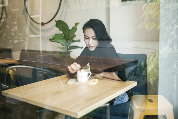 
R&uacute;t lui khỏi l&agrave;ng giải tr&iacute;, Minh Anh chuyển hướng sang lĩnh vực kinh doanh. Chị mới mở qu&aacute;n c&agrave; ph&ecirc; tại TP HCM, sắp đặt, trang tr&iacute; mọi thứ giản dị, thanh lịch giống t&iacute;nh c&aacute;ch, con người m&igrave;nh. Người đẹp mang về Việt Nam nhiều m&oacute;n ăn ngon v&agrave; lạ của Singapore m&agrave; chị rất th&iacute;ch.
