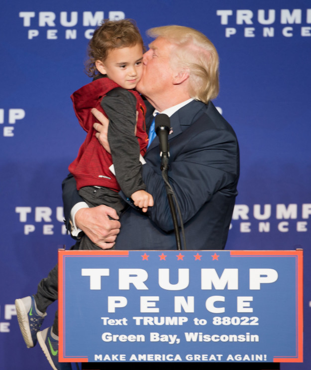 
Khoảnh khắc ông Trump thơm má một bé gái trên sân khấu.
