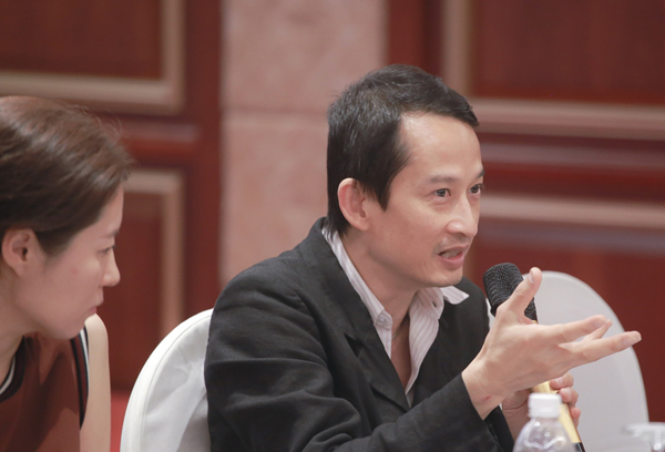 
Đạo diễn Trần Anh Hùng say sưa nói về những kinh nghiệm của anh trong việc phối hợp với các diễn viên trên trường quay.
