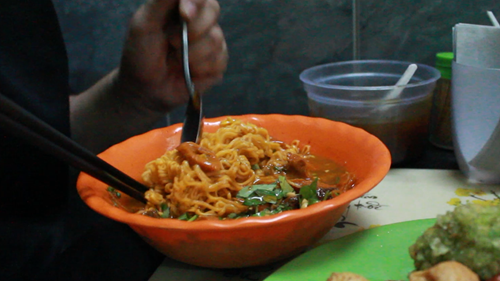 Ngo&agrave;i ra, m&igrave; ph&aacute; lấu cũng l&agrave; m&oacute;n được nhiều bạn trẻ thưởng thức