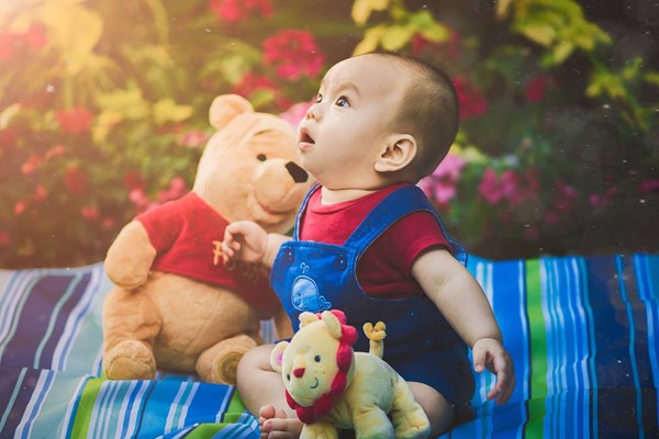 
Leo thừa hưởng nhiều n&eacute;t giống bố Triệu Ho&agrave;ng. Huyền Trang thường cập nhật tr&ecirc;n trang c&aacute; nh&acirc;n về sự thay đổi của con trai. Gần đ&acirc;y nhất c&ocirc; khoe nh&oacute;c tỳ vừa mọc răng, quấn bố hơn mẹ v&agrave; rất nghịch ngợm.
