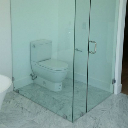 Mục đích tạo ra không gian riêng tư cho người đi vệ sinh của chủ nhà đã phá sản, khi lỡ dùng kính trong suốt để bao quanh.