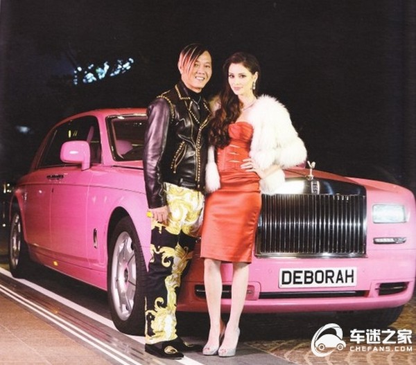 
V&agrave;o ng&agrave;y sinh nhật của vợ, Stephen c&ograve;n d&agrave;nh tặng vợ một chiếc Rolls-Royce m&agrave;u hồng c&ocirc; y&ecirc;u th&iacute;ch v&agrave; biển số mang t&ecirc;n c&ocirc;.
