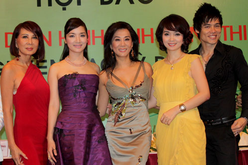 
Bà Mai (váy đỏ) thường góp mặt tại các sự kiện của showbiz Việt.
