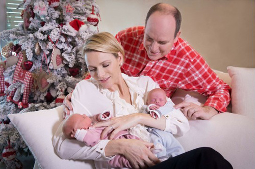 
Công chúa Gabriella và Hoàng tử Jacques Honore Rainier chụp ảnh Giáng sinh cùng bố mẹ. Cặp song sinh chào đời vào ngày 10/12/2014.
