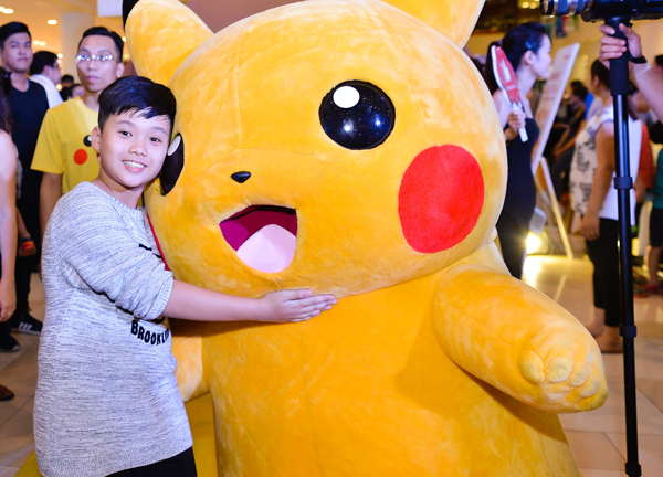 
Bé Trọng Khang của phim Hoa vàng trên cỏ xanh cũng là người say mê nhân vật Pikachu.
