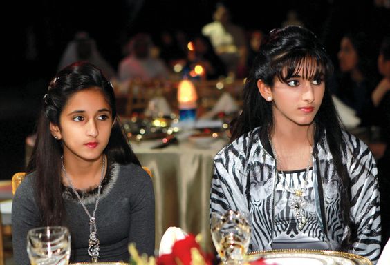 
Salama (bên phải) chụp ảnh cùng Shamma trong một bữa tiệc.

