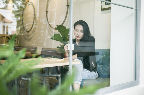 
Minh Anh chia sẻ, chị h&agrave;i l&ograve;ng với cuộc sống hiện tại: đơn giản, kh&ocirc;ng ồn &agrave;o, ph&ocirc; trương. Thỉnh thoảng, chị vẫn gặp gỡ những bạn b&egrave; nghệ sĩ th&acirc;n thiết một thời để h&agrave;n huy&ecirc;n, &ocirc;n lại kỷ niệm cũ.
