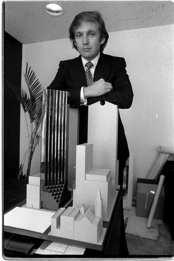 
Ông Trump năm 1980 chụp cùng mô hình một tòa nhà của công ty mình.
