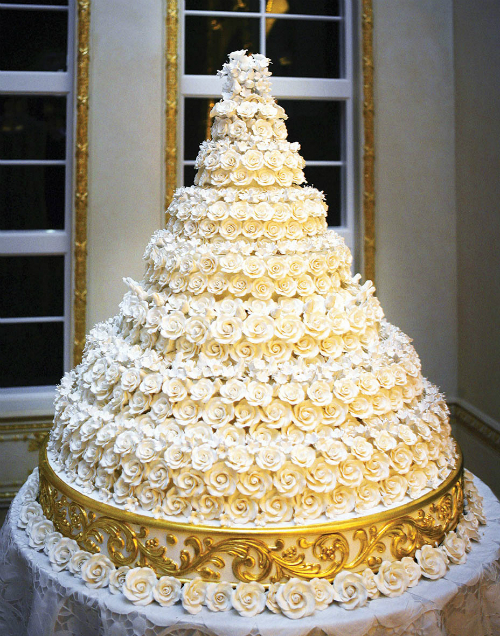 
Sau đó, thực khách được thưởng thức bánh từ chiếc bánh cưới 7 tầng cao 1,8m, nặng 200 kg được trang trí bởi 3.000 bông hồng trắng cùng đế dát vàng.
