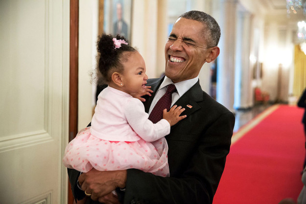 
Còn ông Obama cười tít mắt với một cô công chúa nhỏ khác.
