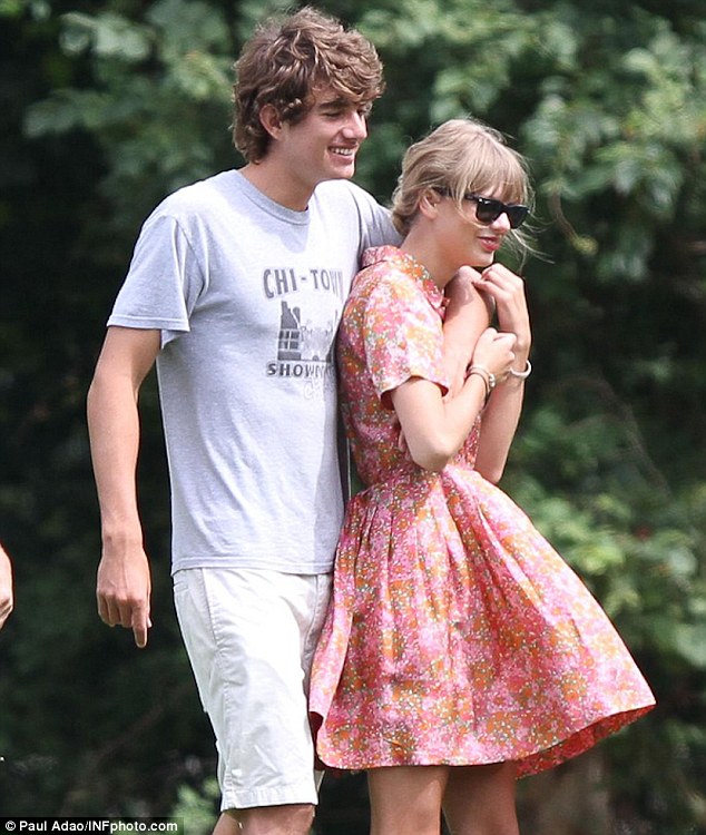 
Conor Kennedy và Taylor Swift từng là một cặp đôi được mọi người mến mộ. Tuy nhiên, cả hai đã đường ai nấy đi chỉ sau 3 tháng hẹn hò ngắn ngủi.
