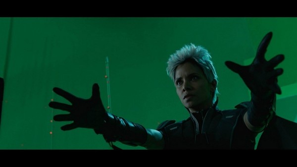 
Tấm phông xanh phía sau lưng diễn viên trong bộ phim “X-Men: Ngày cũ của tương lai” sẽ được xử lý lại khi lên phim
