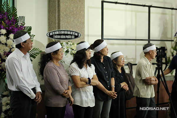 
B&agrave; con, họ h&agrave;ng của nghệ sĩ Quang L&yacute; trong lễ viếng tối 1/12, tại Nh&agrave; tang lễ TP HCM.
