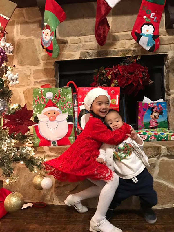 
Cô con gái của ca sĩ Hồng Ngọc hóa thân thành bà già Noel và thể hiện tình cảm cho em trai bằng một cái ôm thật chặt.
